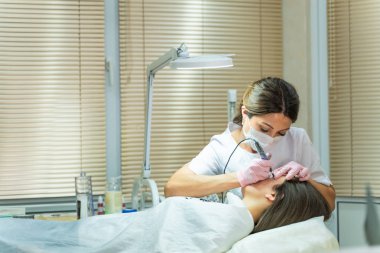 Çalışma, kalıcı makyaj güzellik salonunda yapma makyajcısı. Kaşları kalıcı makyaj yapma güzellik uzmanı.