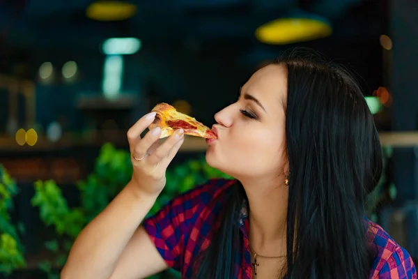 Красивая Брюнетка Футболке Ест Пиццу Ресторане Красивая Девушка Чувствует Себя — стоковое фото