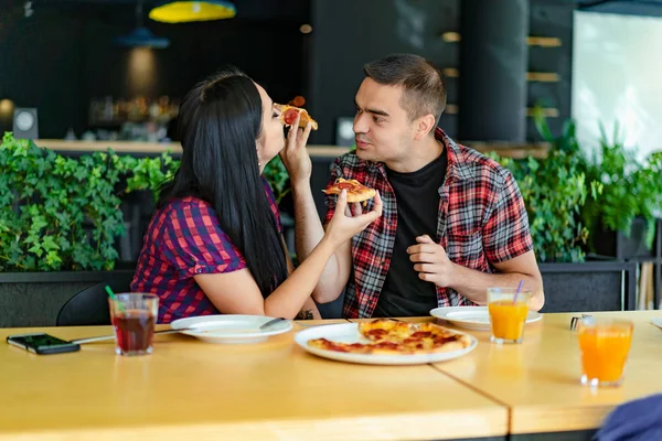 Una Joven Pareja Encantadora Está Compartiendo Pizza Comiéndola Pizzería Tipo —  Fotos de Stock