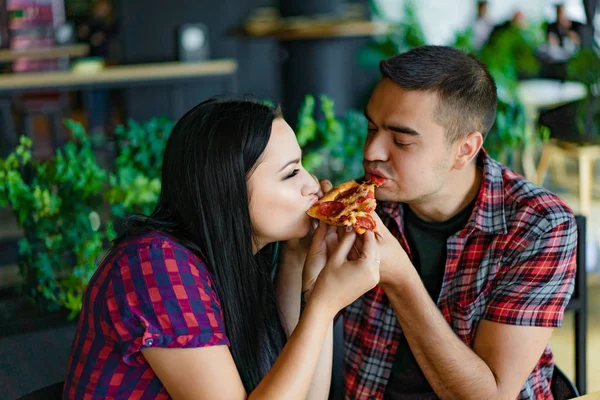 Una Pareja Muy Joven Comiendo Una Rebanada Pizza Juntos Una — Foto de Stock