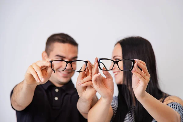 Mooie Aantrekkelijke Paar Elkaar Zitten Kijken Elkaar Houden Bril Hun — Stockfoto