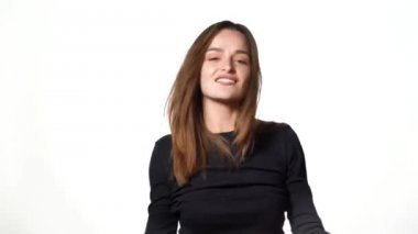 Beyaz arka planda alışveriş torbaları olan esmer kadın. Elbise aldıktan sonra başarılı bir Kafkas moda esmeri. Alışverişkolik kavram.