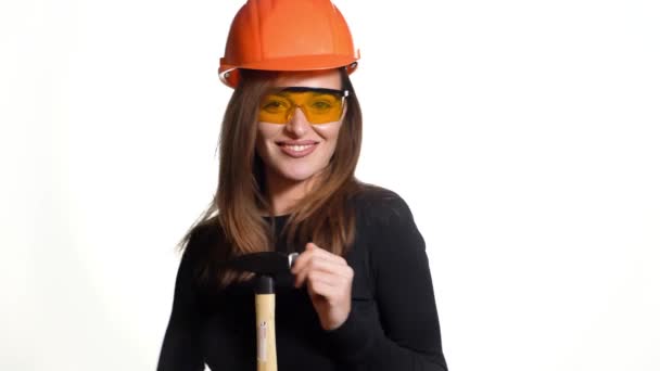 Молода Усміхнена Робітнича Жінка Ізольовано Білому Тлі Будівництво Обслуговування — стокове відео