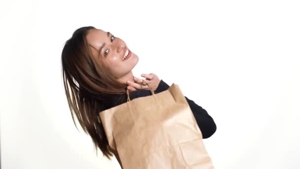 Mujer Joven Feliz Sosteniendo Una Bolsa Compras Sobre Fondo Blanco — Vídeos de Stock