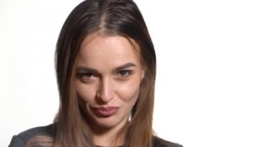 Telefonda konuşan güzel seksi kadın. Beyaz arka planda çekici bir genç kız..