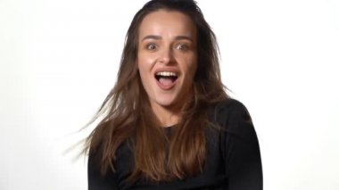 Saçlarını sallayan güzel bir kadın. Çekici kadın saçlarını beyaz arka planda yavaşça sallıyor..