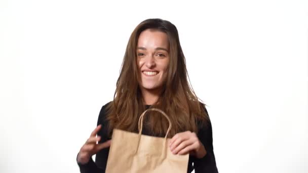 Beyaz Stüdyo Arka Planında Izole Edilmiş Çanta Taşıyan Bir Kadın — Stok video