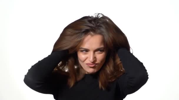 Χαρούμενη Μελαχρινή Κουνάει Μαλλιά Της Και Κοιτάζει Την Κάμερα Ελκυστική — Αρχείο Βίντεο
