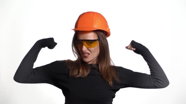 Bauunternehmerin Junge Frau Zeigt Ihre Muskulatur Positive Menschliche Emotionen Isoliert — Stockvideo