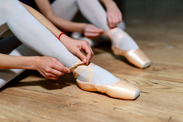 Duas Raparigas Ballet Calçar Sapatos Pontiagudos Sentadas Chão Madeira Dançarinos — Fotografia de Stock