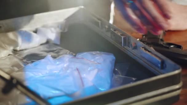 毒贩正在把毒品装进手提箱 滥用药物 刑事业务 — 图库视频影像