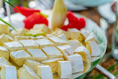 Tatlı tatlı bir restoranda bir tabakta dilimleme. Konuklar için lezzetli tatlılar. Yakın çekim