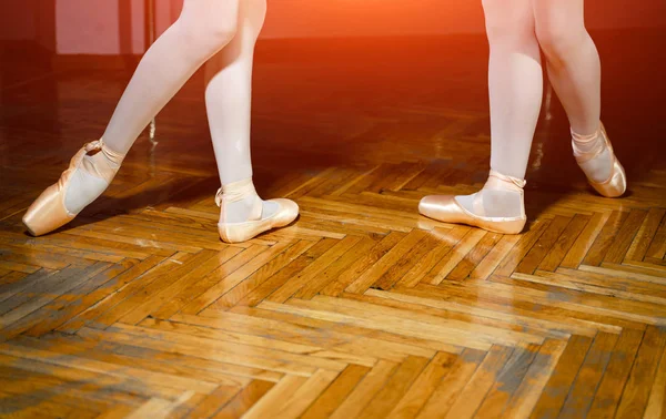Pernas Pés Dois Bailarinos Usando Sapatos Pontiagudos Meias Brancas Fundo — Fotografia de Stock