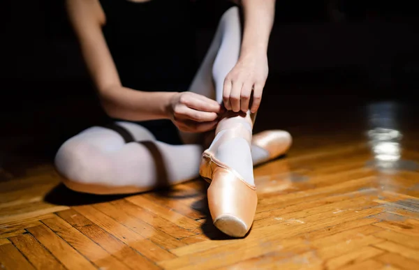 Bailarina Desconhecida Está Amarrando Fita Sapatos Pontiagudos Chão Madeira Uma — Fotografia de Stock