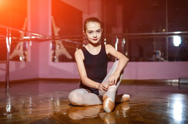 Retrato Bonita Bailarina Sentada Suelo Atando Punta Estudio Danza Clásica —  Fotos de Stock