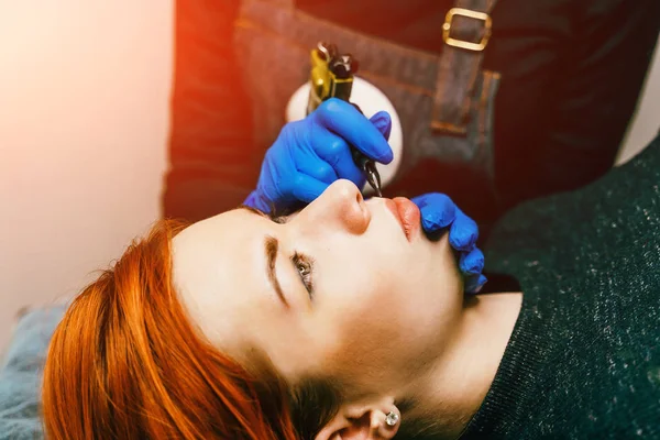 Jonge Mooie Vrouw Met Permanente Make Tattoo Haar Lippen Specialist — Stockfoto