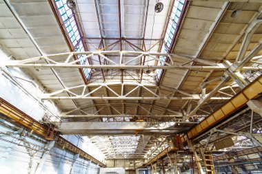 Bir büyük endüstriyel bina ya da fabrika çelik konstrüksiyon ile iç. Yeni büyük ve modern depo alanı içinde çatı.