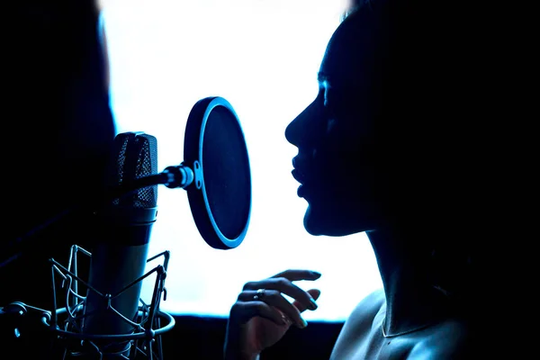 Sylwetka Namiętna Kobieta Muzyka Mikrofon Profesjonalnym Studio Piosenkarka Przed Mikrofonem — Zdjęcie stockowe