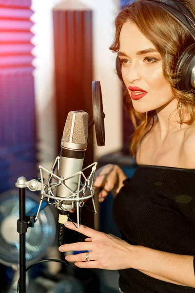 Retrato Una Joven Cantante Con Auriculares Delante Del Micrófono Estudio —  Fotos de Stock