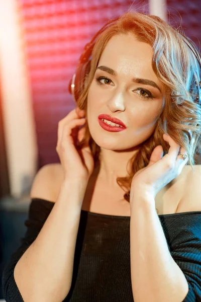 Retrato Una Joven Feliz Alegre Con Auriculares Mirando Cámara Aislada — Foto de Stock