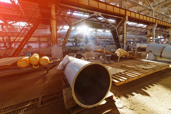 金属管在一个巨大的工厂仓库与轻微泄漏 现代工业发电厂内的设备 — 图库照片