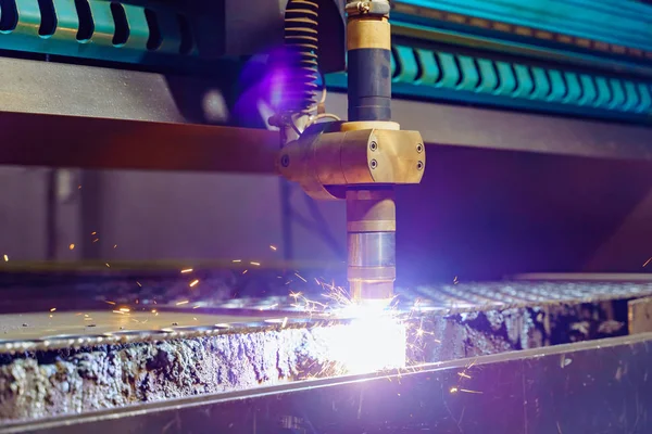 Fiber Laser Cutting Machine Cutting Sheet Metal Plate Sparking Light — Stock Photo, Image