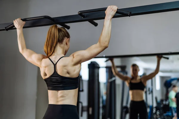 Kaslı Atletik Kız Vücut Geliştirmeci Eşofman Spor Salonunda Aynanın Karşısında — Stok fotoğraf