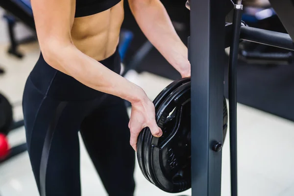 Corps Fort Femme Remise Forme Prenant Des Plaques Haltère Dans — Photo