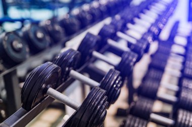 Rafları Spor Kulübü Halter satırlar. Ağırlık terbiye ekipman. Demir dumbbells görüntüsü. Yakın çekim
