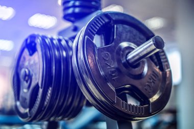 Siyah çelik burbell diskleri jimnastik salonu, spor salonu ekipman kavramı. Yakın çekim. Egzersiz eğitim ve fitness spor salonu konsept.
