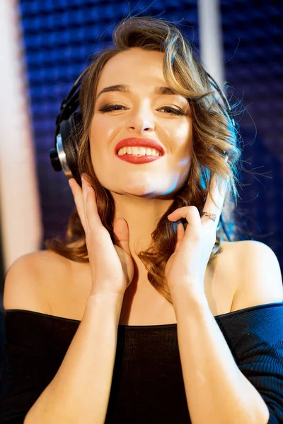 Strzał Dość Młoda Kobieta Słuchawkach Uroczym Uśmiechem Słuchanie Muzyki Studio — Zdjęcie stockowe