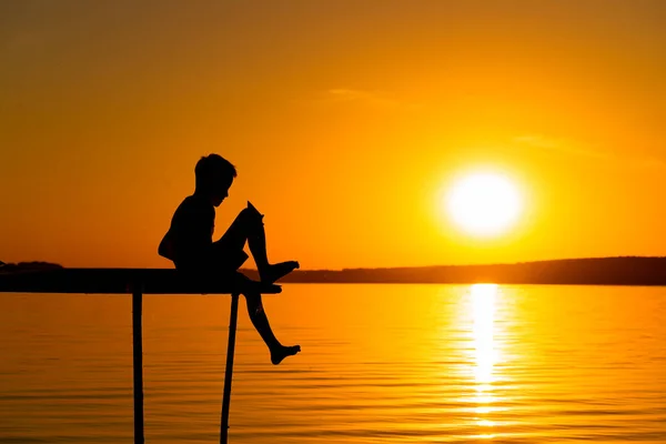 Silhouette Eines Glücklichen Jungen Der Bei Sonnenuntergang Ende Einer Brücke — Stockfoto