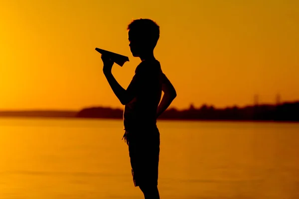 Ein Kleiner Junge Hält Beim Wunderschönen Orangen Sonnenuntergang Sommer Fluss — Stockfoto