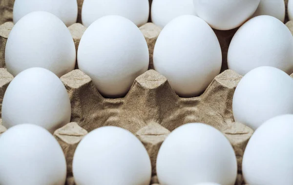 Uova Pollo Bianco Una Scatola Cartone Con Spazio Vuoto Sfondo — Foto Stock