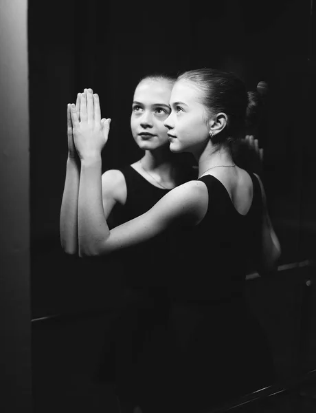 Retrato Blanco Negro Una Atractiva Bailarina Tocando Espejo Joven Bailarina —  Fotos de Stock