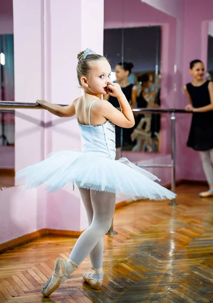 Preciosa Bailarina Ballet Tutú Blanco Puntas Estirando Pierna Bar Ballet —  Fotos de Stock