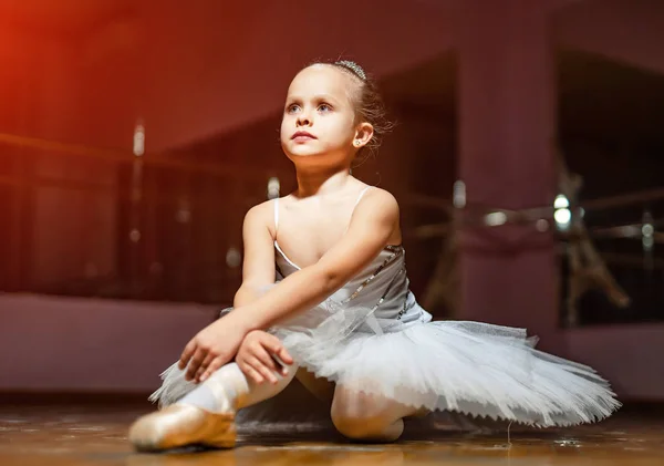 Lilla Ballerina Vitt Tutu Sitter Golvet Och Vila Dansstudio Ganska — Stockfoto