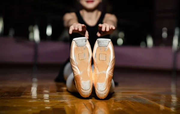 Jovem Dançarina Balé Praticando Sala Aula Bailarina Fazendo Exercícios Rapariga — Fotografia de Stock