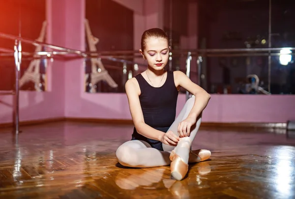 Joven Hermosa Bailarina Traje Especial Atando Zapatos Puntiagudos Piso Estudio —  Fotos de Stock