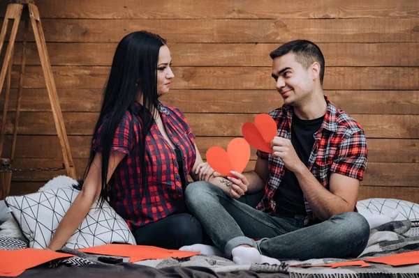 Dos Amantes Sosteniendo Corazones Papel Rojo Sentados Cama Mirándose Unos — Foto de Stock