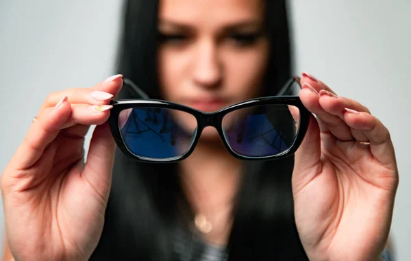 Portret Van Een Vrouw Onscherpe Achtergrond Bedrijf Gericht Beschermende Optische — Stockfoto