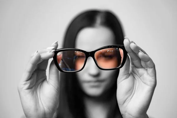 Mooi Meisje Houdt Kleurrijke Brillen Recht Tegenover Camera Met Twee — Stockfoto