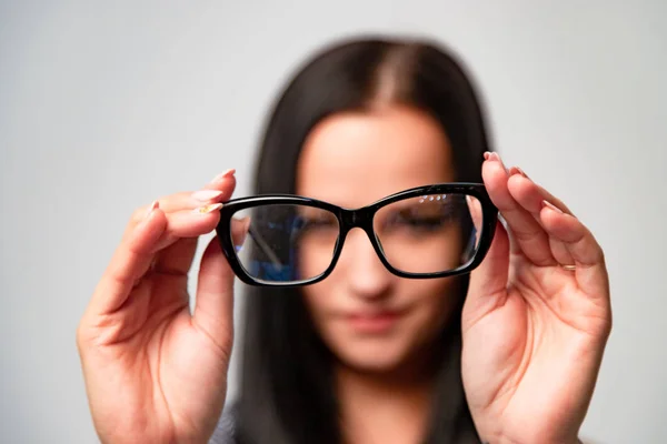 Gülümseyen Kadın Bulanıklık Planda Siyah Klasik Çerçeve Gözlük Için Gösterilen — Stok fotoğraf