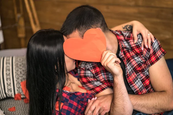 Pareja Amor Besar Ocultar Los Labios Detrás Tarjeta Corazón Papel — Foto de Stock