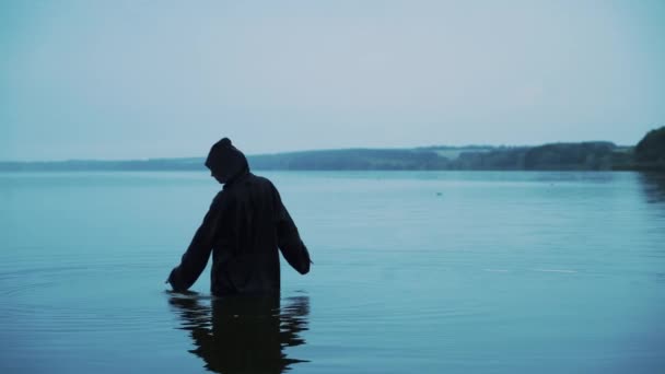 Strega Cattiva Mantello Nero Con Cappuccio Nel Fiume Divinazione Con — Video Stock