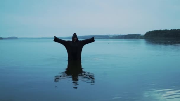 Vrouwelijke Figuur Zwarte Mantel Rivier Waarzeggen Door Het Water — Stockvideo
