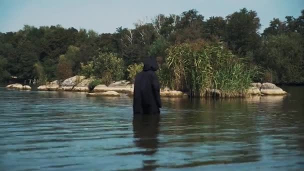 鬼女在水中的户外 被水占卜 — 图库视频影像