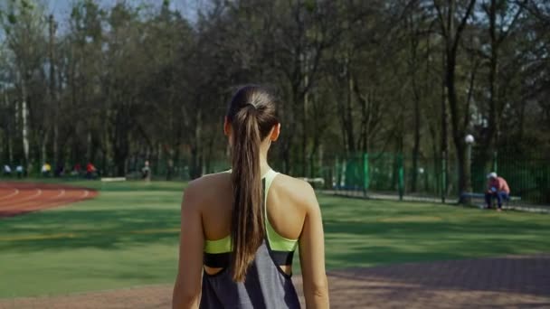 Genç Bir Stadyum Spor Giyimli Kız Spor Yaz Spor Etkinlikleri — Stok video