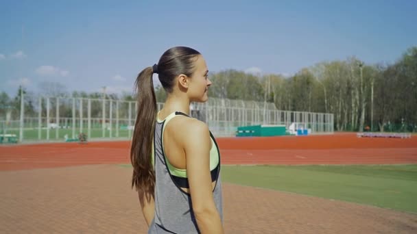 Entrenamiento Aire Libre Femenino Chica Deportiva Está Entrenando Estadio Estilo — Vídeo de stock