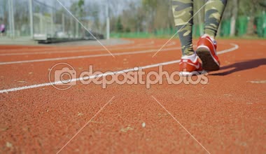 atletik çift bacak koşuya - sağlıklı yaşam konsepti gidiyor